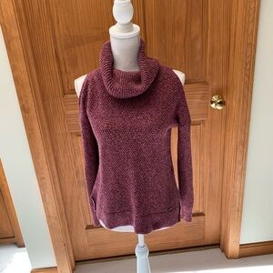 HOLLISTER acrylic knit turtleneck cold shoulder sweater small cranberry color